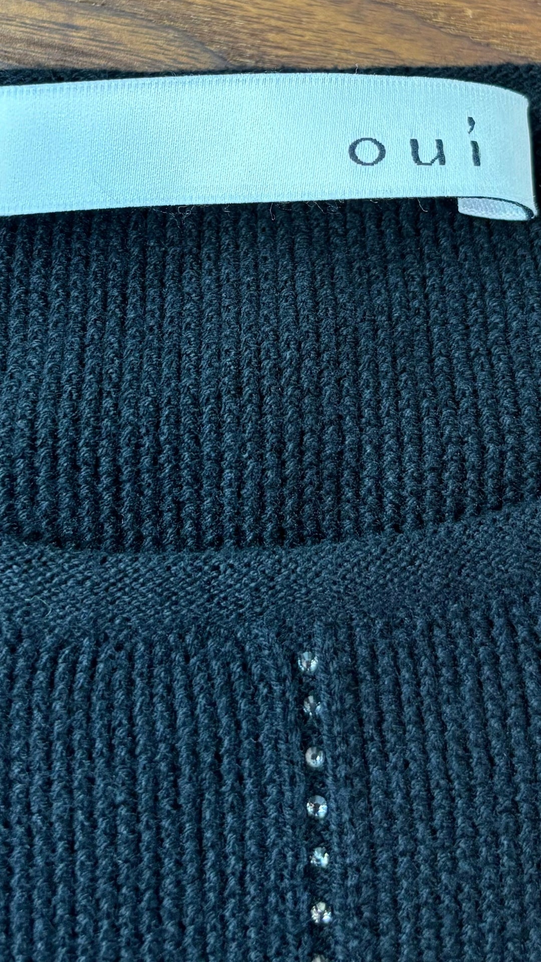 Chandail noir en tricot avec strass à l'encolure, Oui, taille xs/4. Vue de l'étiquette.