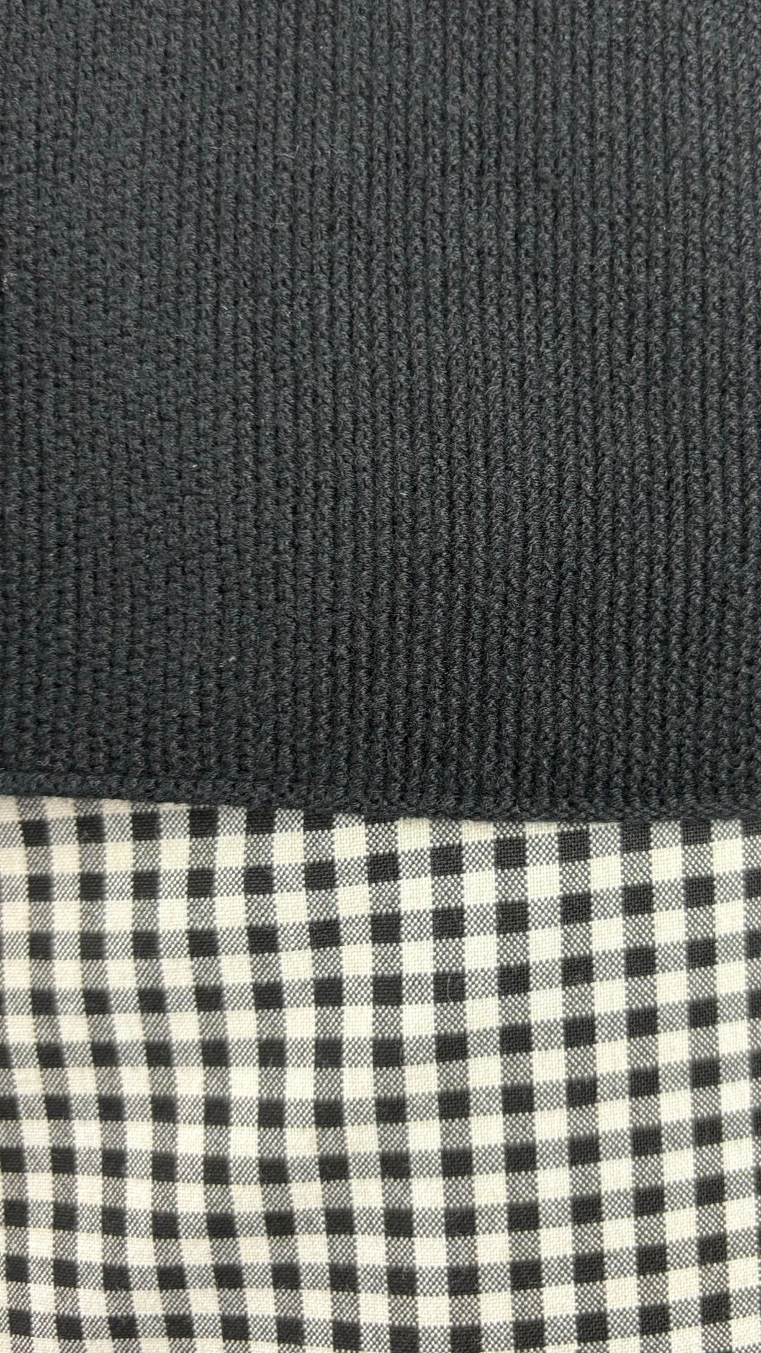 Chandail noir en tricot avec strass à l'encolure, Oui, taille xs/4. Vue de près des tissus du pantalon vichy et du chandail.
