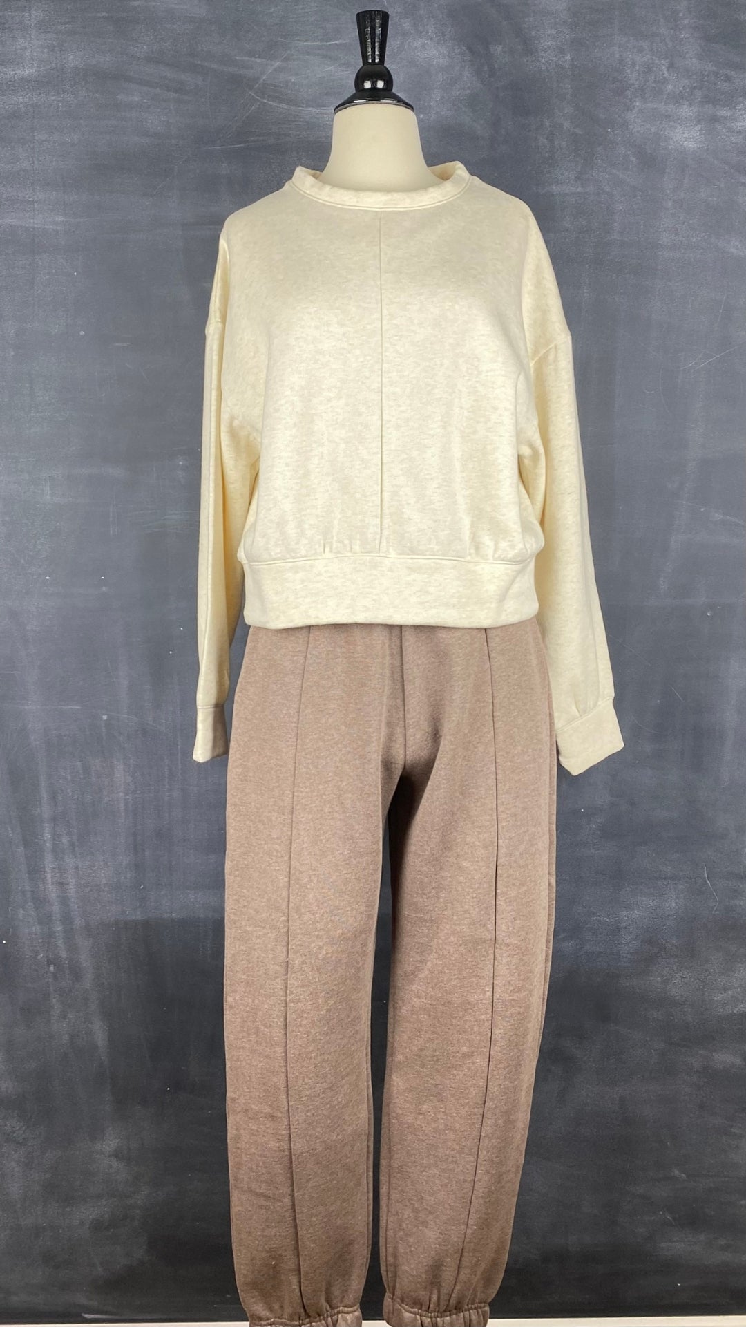 Chandail ouaté col rond confort suprême, Sève&Co., plusieurs tailles disponibles, 2 couleurs. Vue de l'agencement avec le pantalon chocolat (chandail avoine).