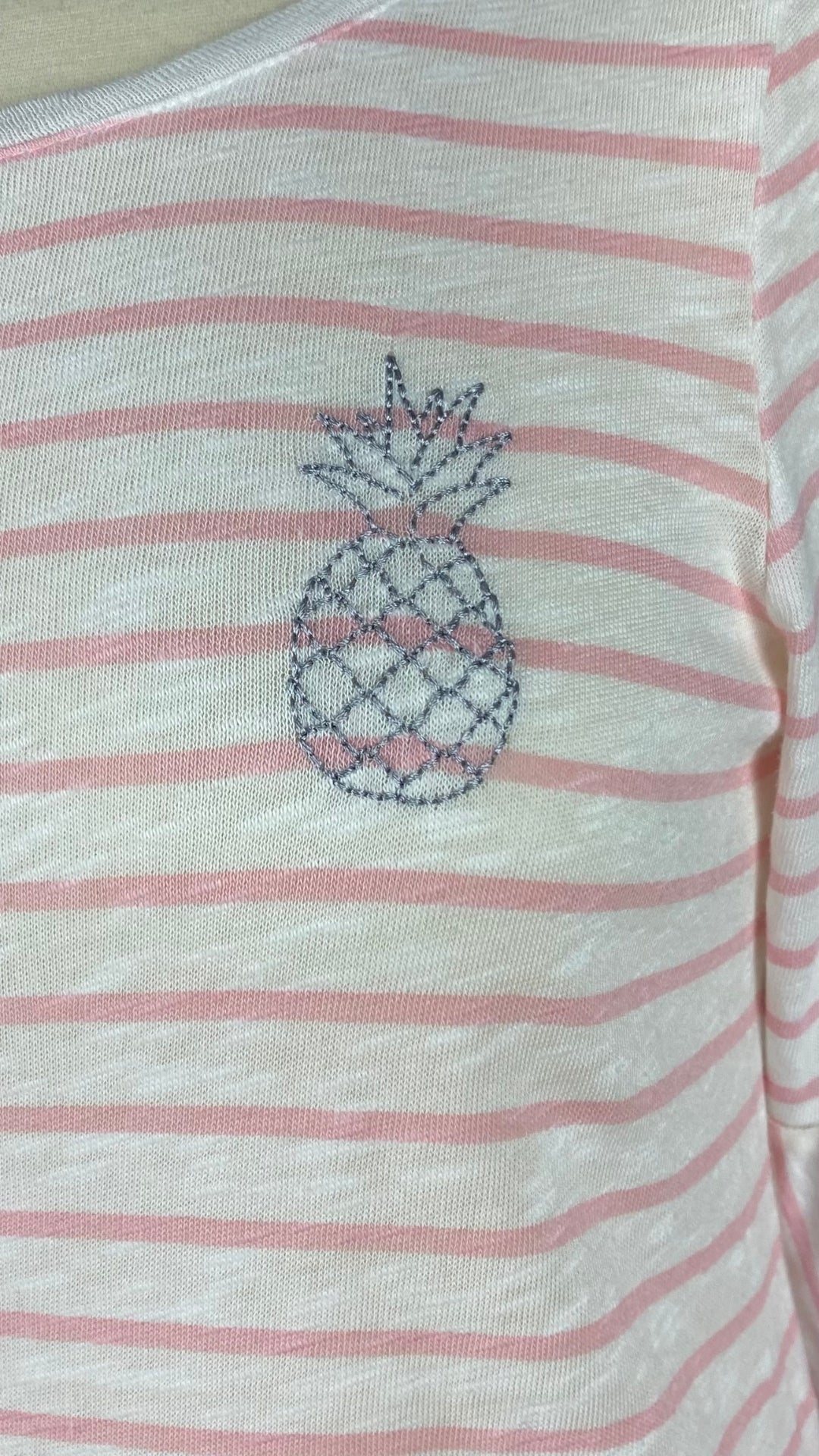 Chandail rayures rose petites manches trompettes, Marc Aurel, taille 34 (xs-s). Vue de près de la broderie d'ananas.