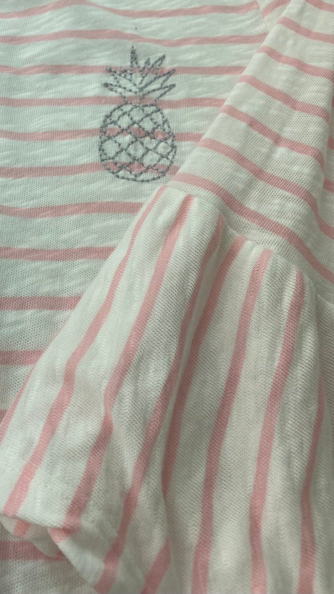 Chandail rayures rose petites manches trompettes, Marc Aurel, taille 34 (xs-s). Vue de près du tissu.