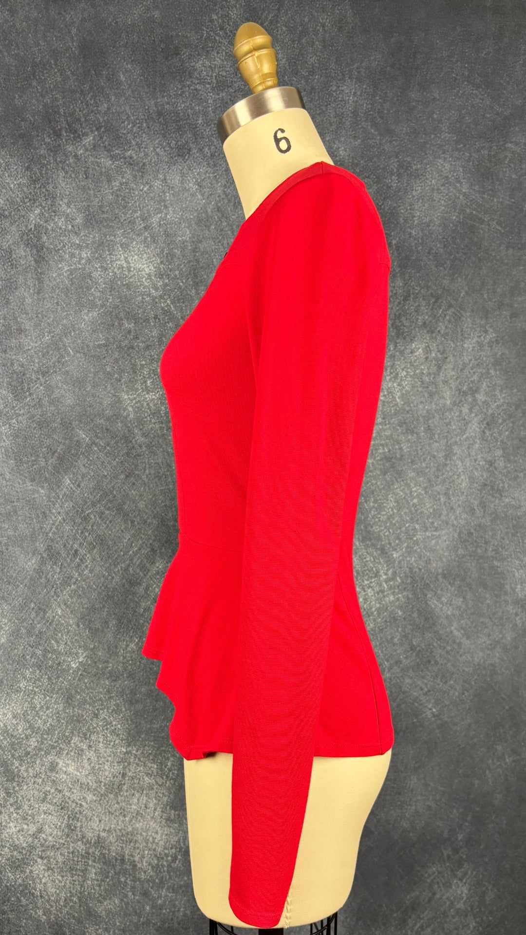 Chandail rouge en ponte à ourlet péplum asymétrique BCBG MaxAzria, taille xs. Vue de côté.
