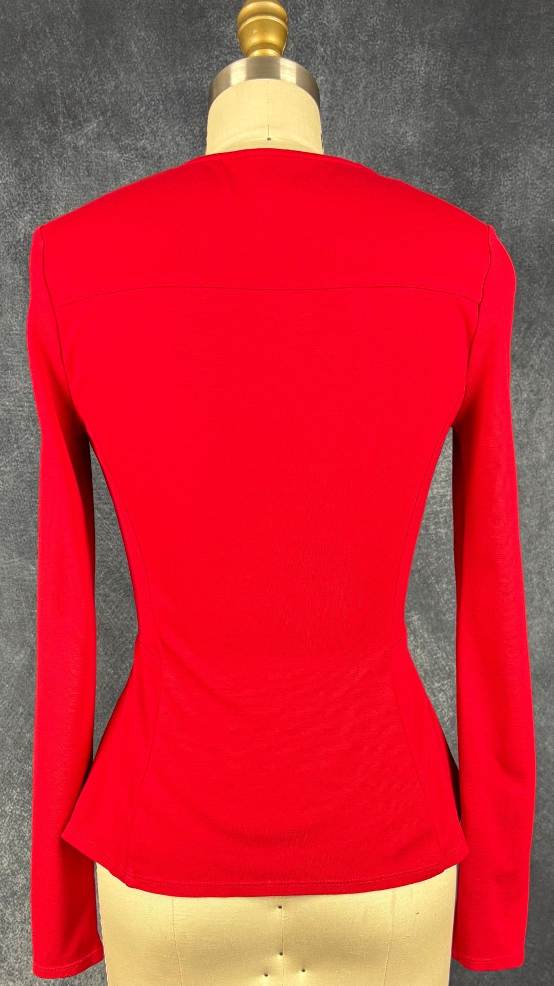 Chandail rouge en ponte à ourlet péplum asymétrique BCBG MaxAzria, taille xs. Vue de dos.