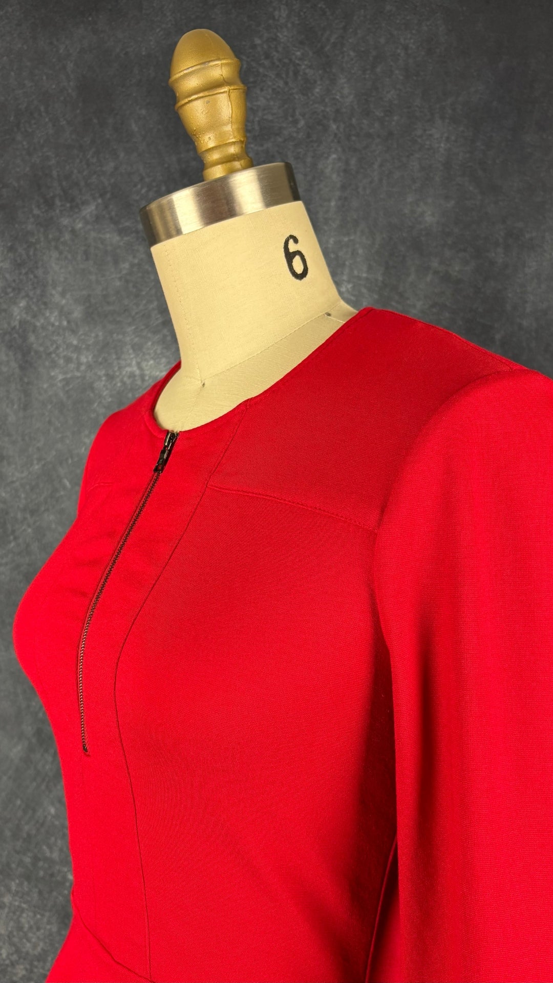 Chandail rouge en ponte à ourlet péplum asymétrique BCBG MaxAzria, taille xs. Vue de l'encolure.
