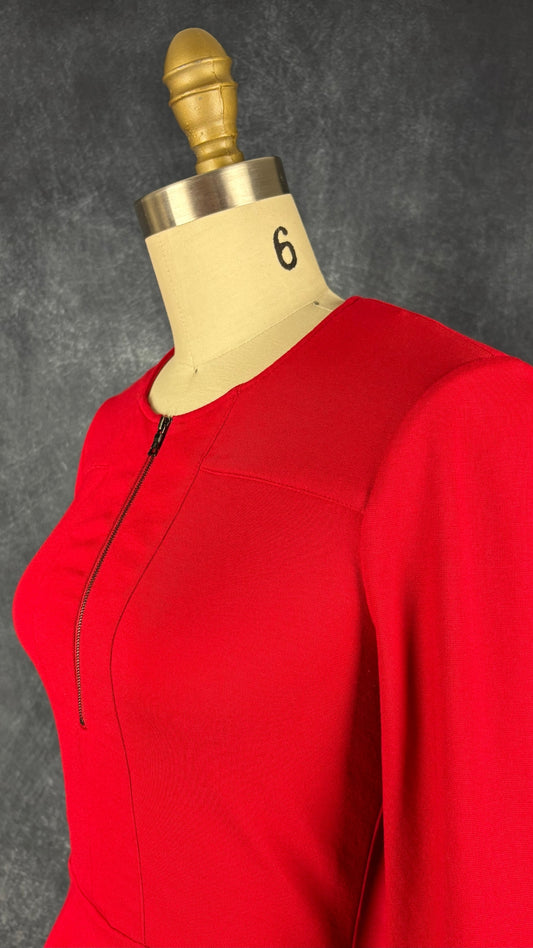 Chandail rouge en ponte à ourlet péplum asymétrique BCBG MaxAzria, taille xs. Vue de l'encolure.