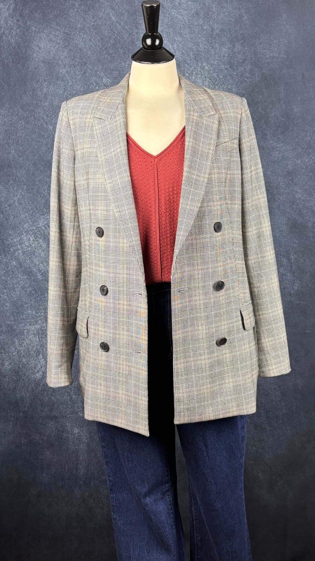 Chandail en tricot fin ajouré en mélange de coton et laine rouille rosé Part Two, taille medium. Vue de l'agencement avec le jeans foncé Denim Forum et le blazer à double boutonnage Babaton.
