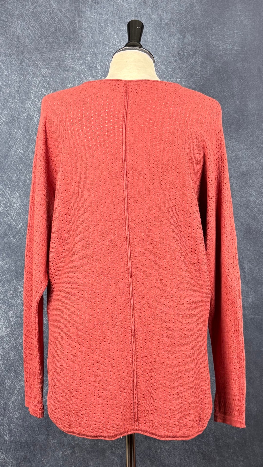 Chandail en tricot fin ajouré en mélange de coton et laine rouille rosé Part Two, taille medium. Vue de dos.