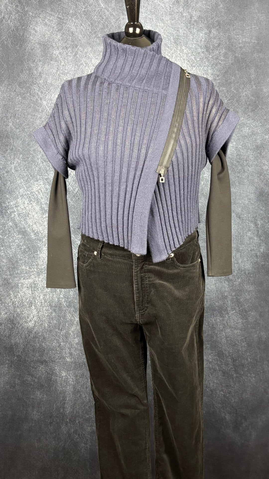 Chandail en tricot asymétrique bleu acier et noir avec fermeture à glissière et col 3 façons Sarah Pacini, xs à medium. Vue de l'agencement avec le pantalon en velours côtelé noir Part Two et le chandail noir Elisa C-Rossow.
