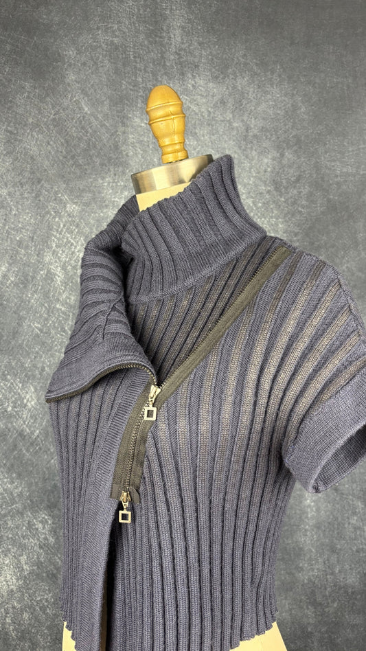 Chandail en tricot asymétrique bleu acier et noir avec fermeture à glissière et col 3 façons Sarah Pacini, xs à medium. Vue de l'encolure, col à demi ouvert.
