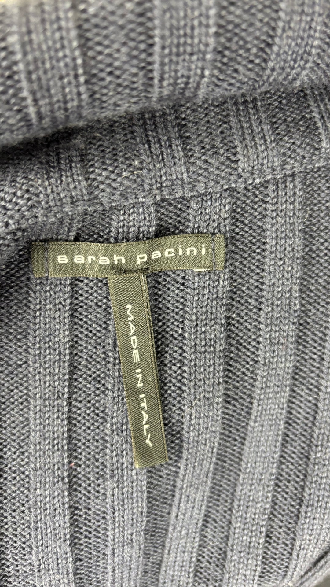 Chandail en tricot asymétrique bleu acier et noir avec fermeture à glissière et col 3 façons Sarah Pacini, xs à medium. Vue de l'étiquette.