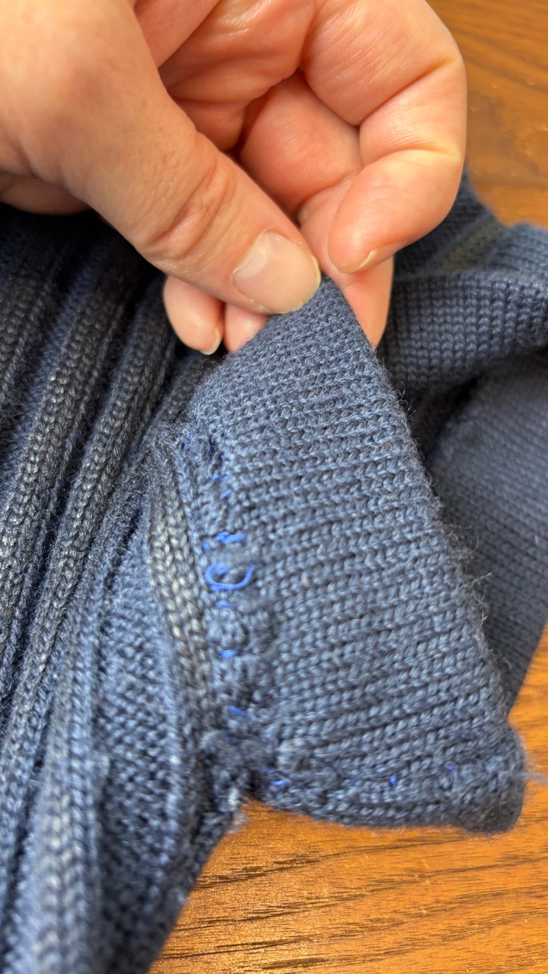 Chandail en tricot asymétrique bleu acier et noir avec fermeture à glissière et col 3 façons Sarah Pacini, xs à medium. Vue de l'auttre manche et de ses imperfections.