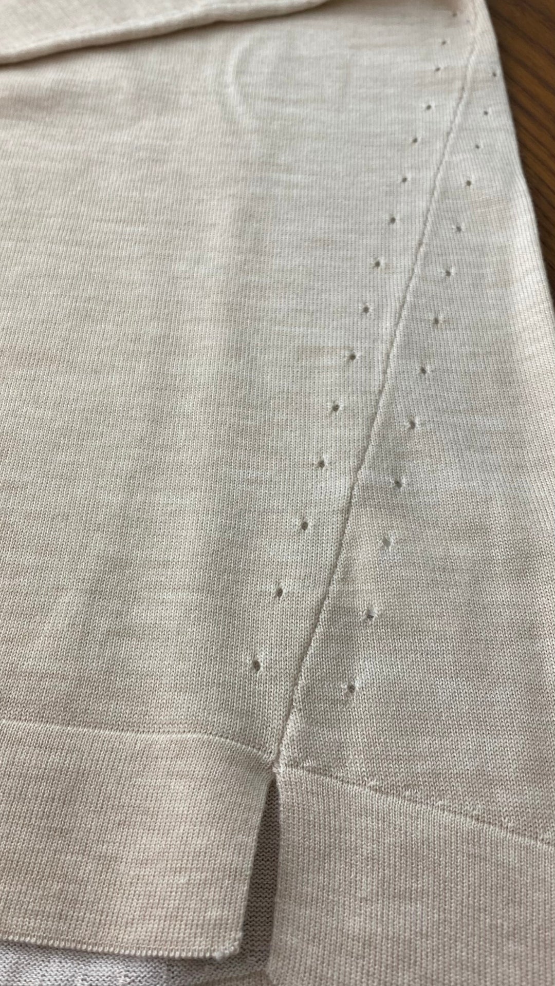 Chandail tricot avoine mélange de laine mérinos et coton, marque J.Crew, taille small. Vue de près des détails du tissu.