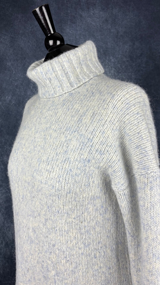 Chandail en tricot bleu doux chiné Everlane, taille medium. Vue de l'encolure.