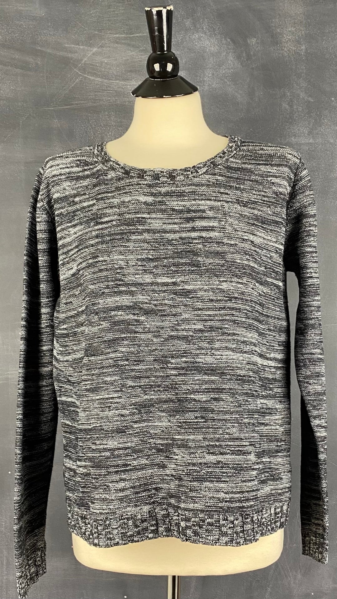 Chandail tricot col rond chiné Minimum, taille large. Vue de face.