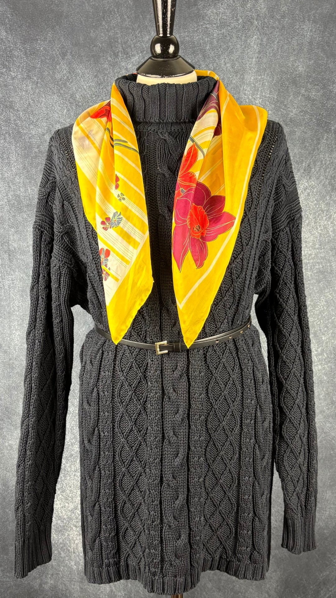 Chandail tunique en tricot de coton torsadé marine à col roulé Ça va de soi, taille medium. Vue de l'agencement avec une fine ceinture et un foulard en soie jaune à motifs floraux.