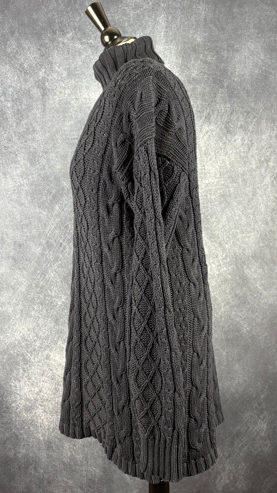 Chandail tunique en tricot de coton torsadé marine à col roulé Ça va de soi, taille medium. Vue de côté