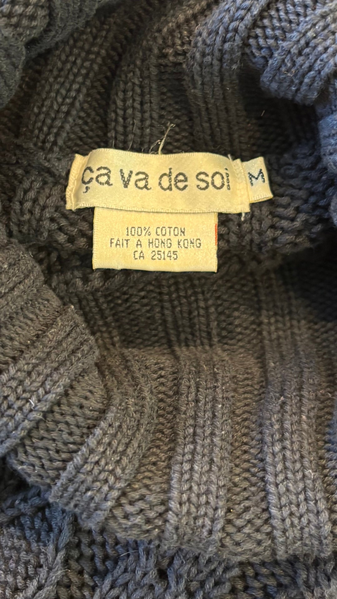Chandail tunique en tricot de coton torsadé marine à col roulé Ça va de soi, taille medium. Vue de l'étiquette.