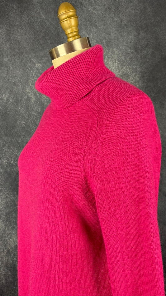 Chandail douillet en tricot à col roulé fuchsia, Brax, taille 40 (m/l). Vue de l'encolure.