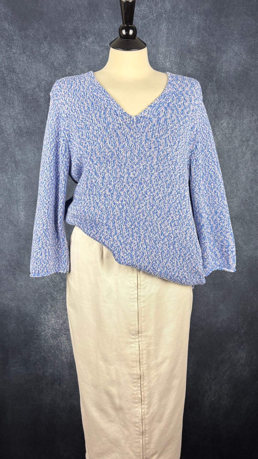 Chandail en tricot douillet pastel à encolure en V Olsen, taille 12 (m/l). Vue de l'agencement avec la jupe crème Harly Jae.