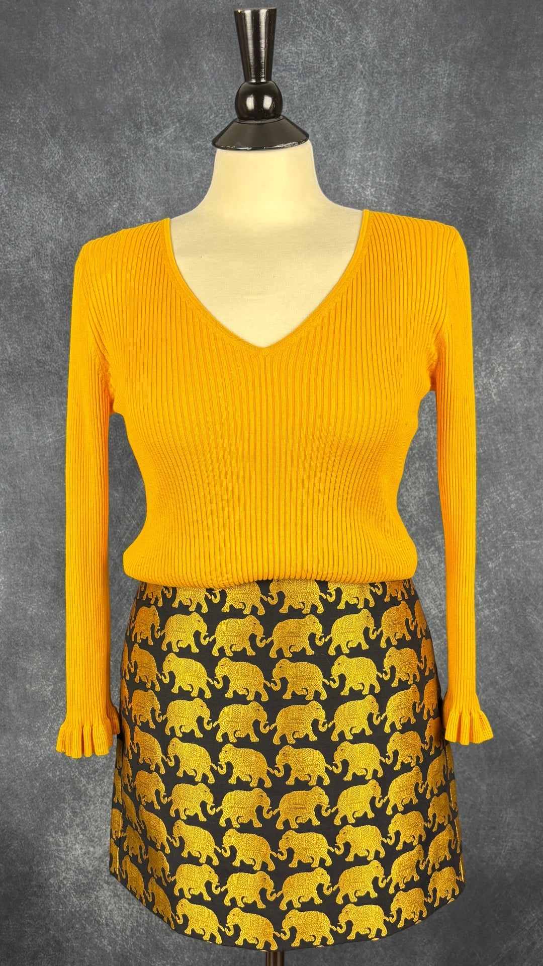 Chandail fin tricot soie et coton jaune safran Massimo Dutti, taille medium. Vue de l'agencement avec la jupe à motifs d'éléphants J.Crew.