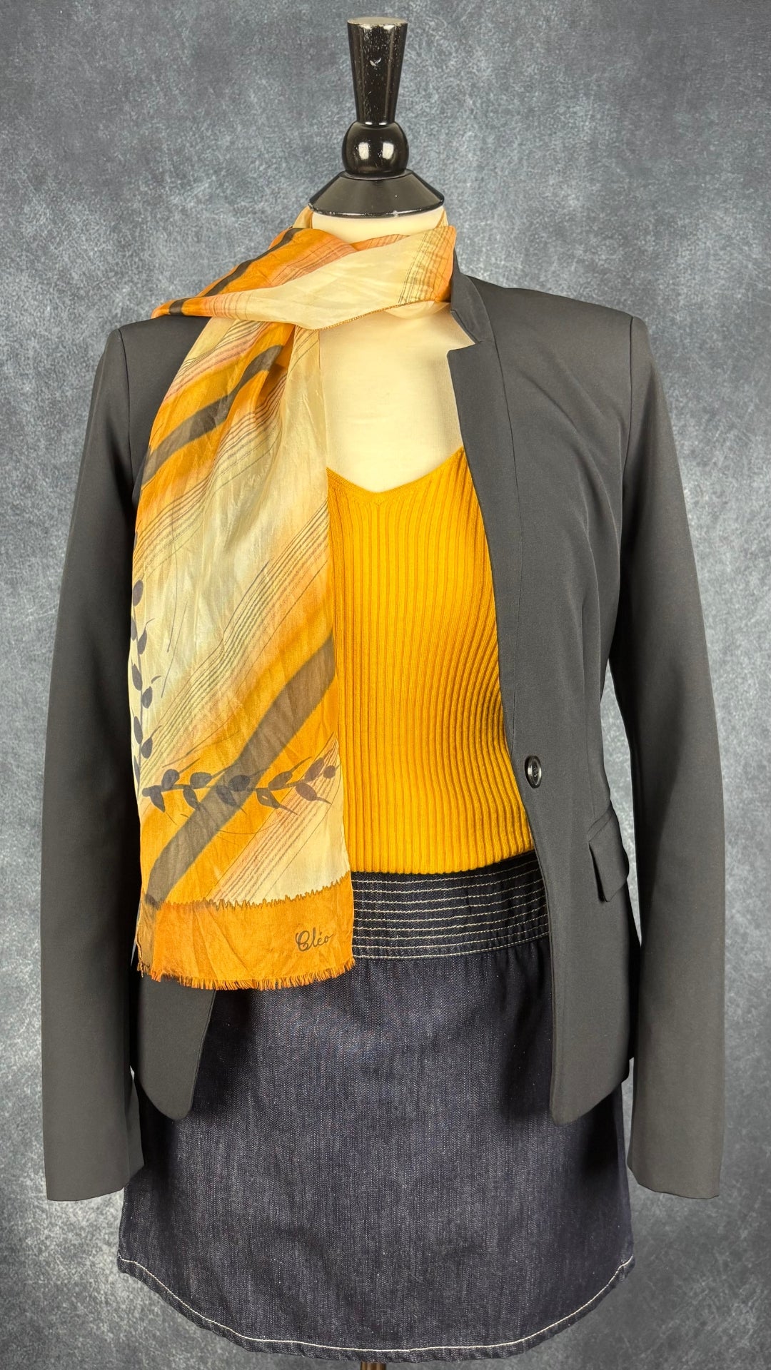 Chandail fin tricot soie et coton jaune safran Massimo Dutti, taille medium. Vue de l'agencement avec la jupe en jeans, le foulard à motifs jaune et le blazer Tristan fait au Canada.