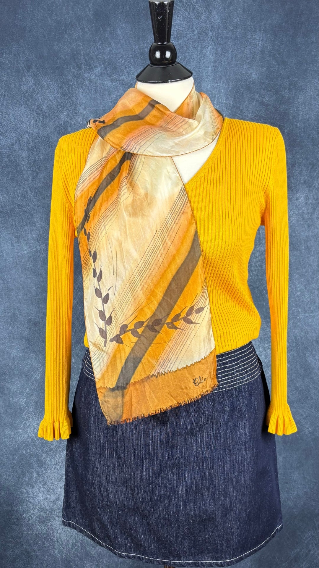 Chandail fin tricot soie et coton jaune safran Massimo Dutti, taille medium. Vue de l'agencement avec la jupe en jeans et le foulard à motifs jaune.