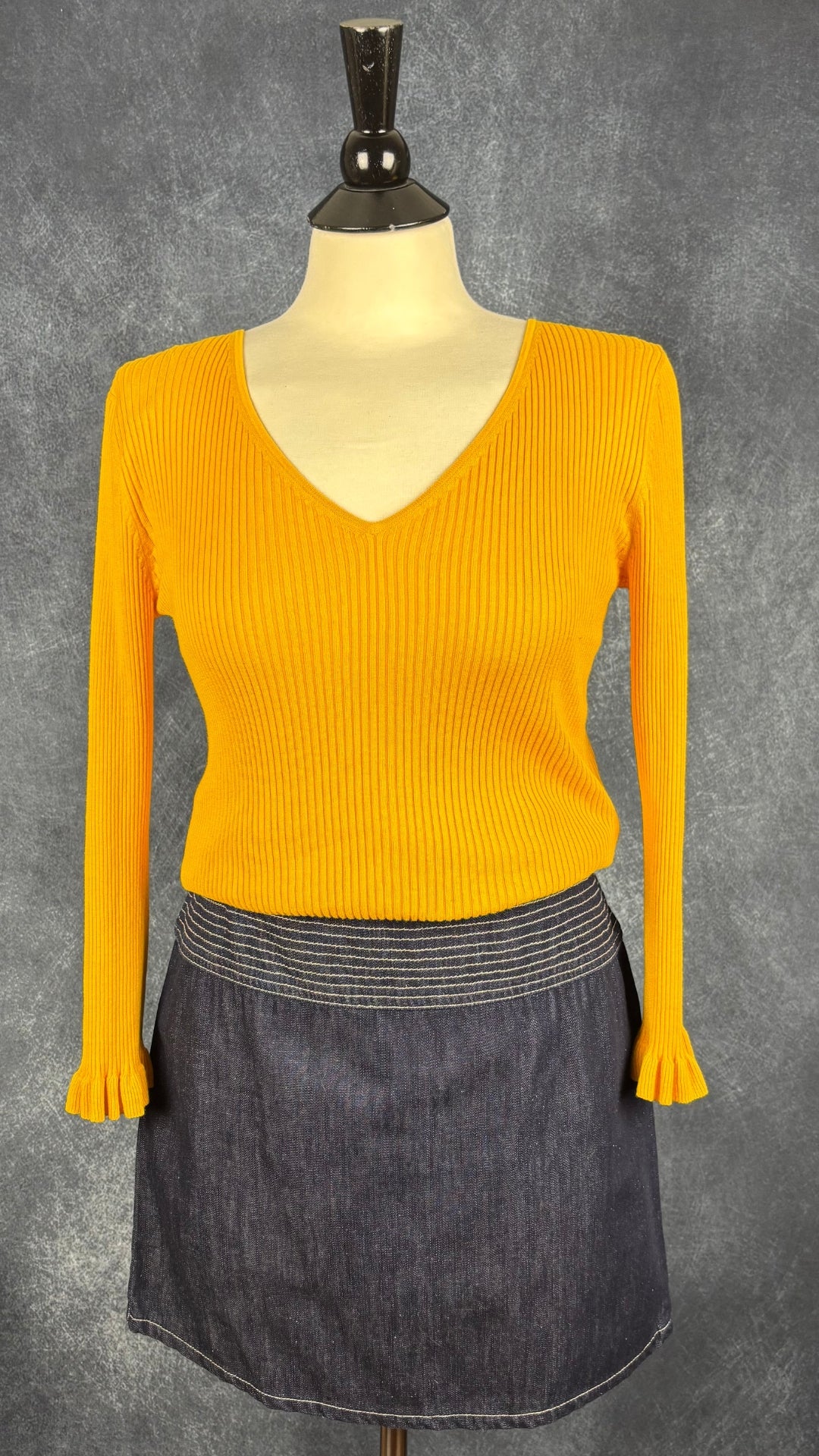 Chandail fin tricot soie et coton jaune safran Massimo Dutti, taille medium. Vue de l'agencement avec la jupe en jeans Versace.
