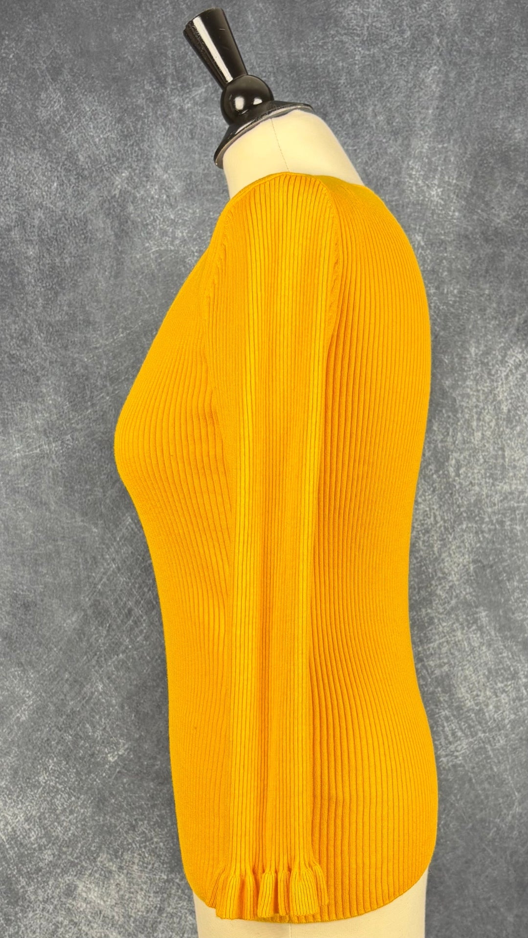 Chandail fin tricot soie et coton jaune safran Massimo Dutti, taille medium. Vue de côté.