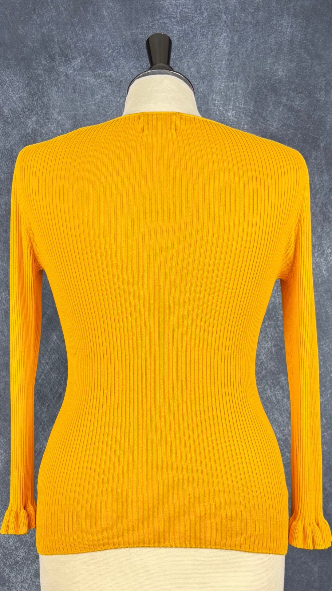 Chandail fin tricot soie et coton jaune safran Massimo Dutti, taille medium. Vue de dos.
