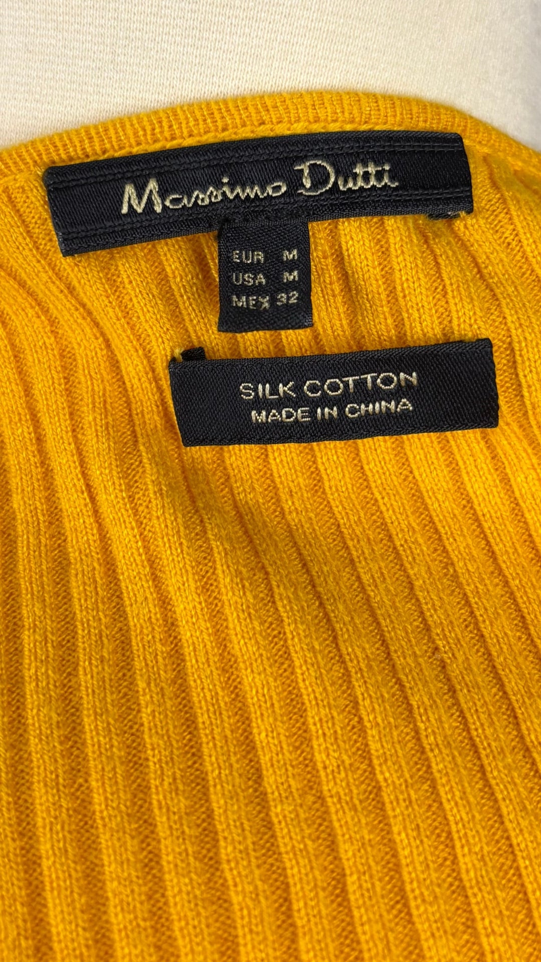 Chandail fin tricot soie et coton jaune safran Massimo Dutti, taille medium. Vue de l'étiquette.