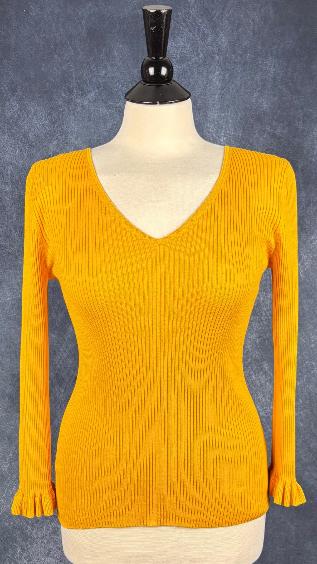 Chandail fin tricot soie et coton jaune safran Massimo Dutti, taille medium. Vue de face.
