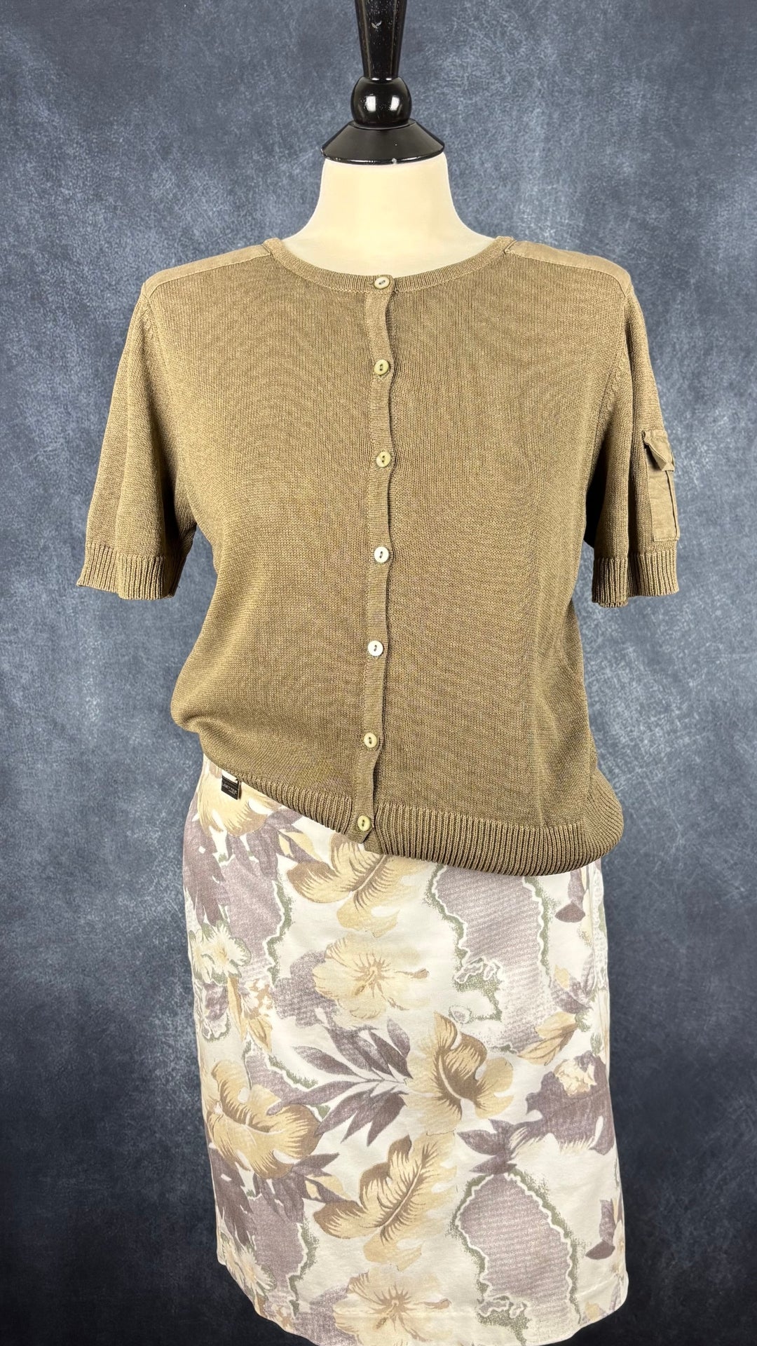 Chandail boutonné en tricot kaki Gardeur, taille 42 (m/l). Vue de l'agencement avec la jupe florale Lisette L.