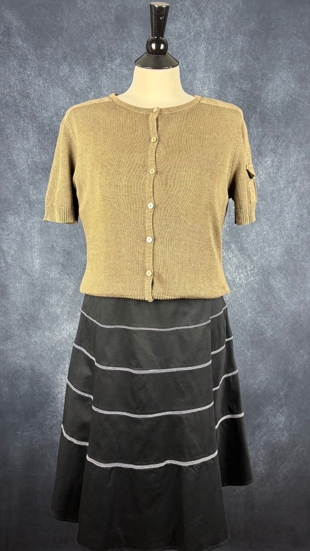 Chandail boutonné en tricot kaki Gardeur, taille 42 (m/l). Vue de l'agencement avec la robe noire à rayures 123