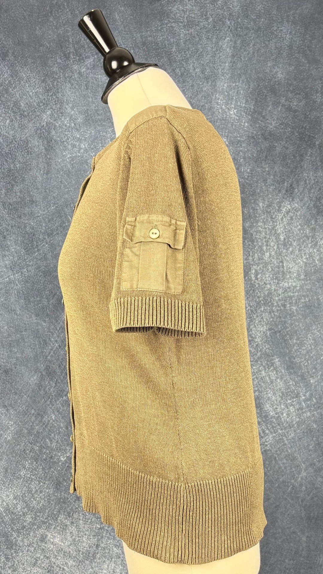 Chandail boutonné en tricot kaki Gardeur, taille 42 (m/l). Vue de côté.