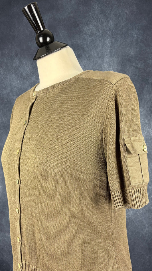 Chandail boutonné en tricot kaki Gardeur, taille 42 (m/l). Vue de l'encolure.