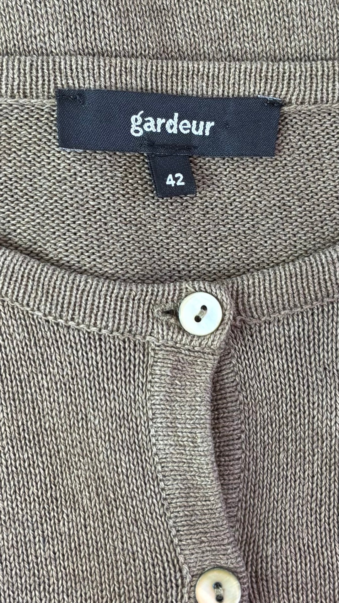 Chandail boutonné en tricot kaki Gardeur, taille 42 (m/l). Vue de l'étiquette.