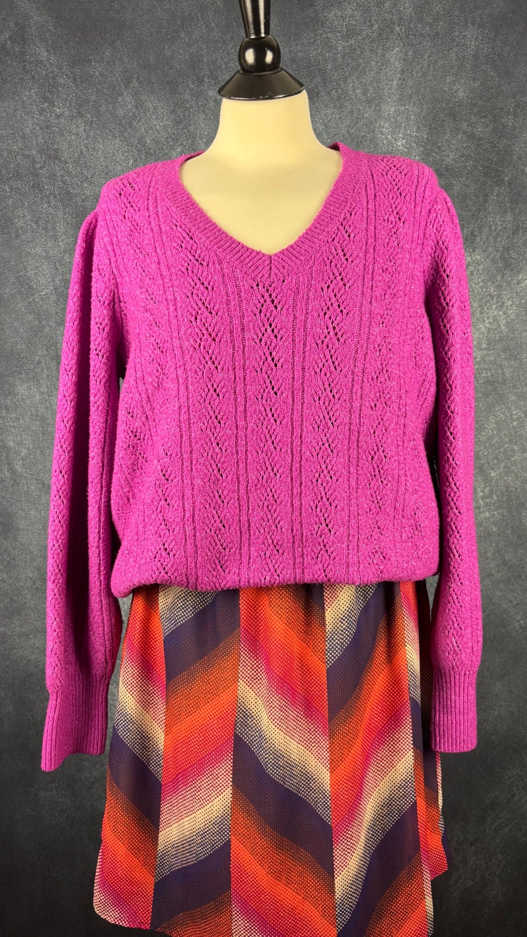 Chandail en tricot rose-mauve à col en V Joie, taille 2X (xl). Vue de l'agencement avec la robe Banana Republic.