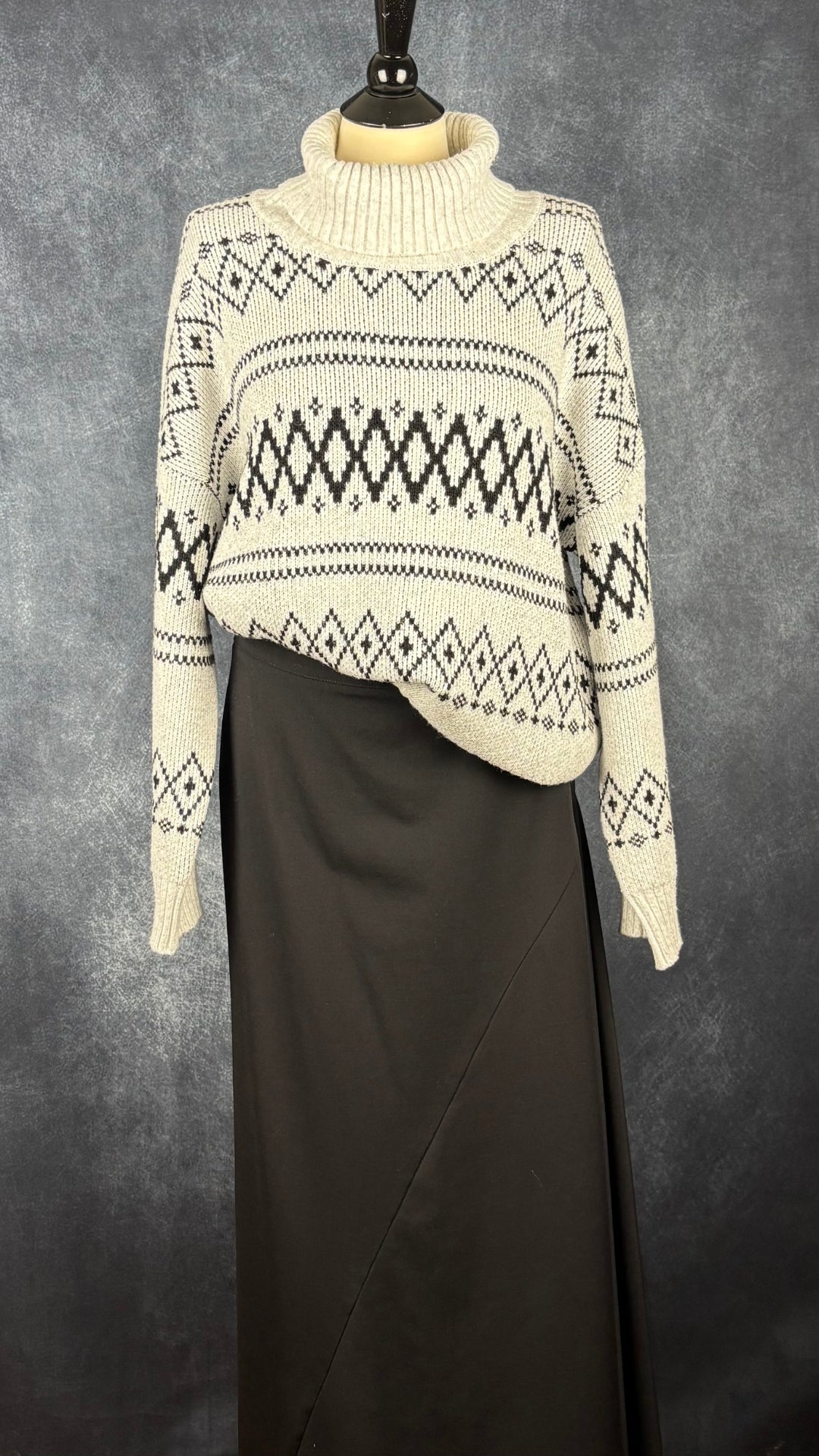 Chandail en tricot douillet à motifs à col roulé Joie, taille xl. Vue de l'agencement avec la jupe longue noire Sarah Pacini.