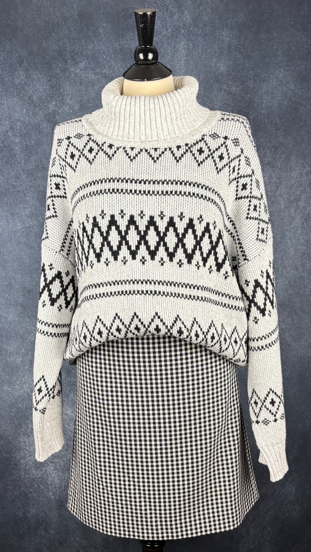 Chandail en tricot douillet à motifs à col roulé Joie, taille xl. Vue de l'agencement avec la jupe à carreaux vichy Tristan.