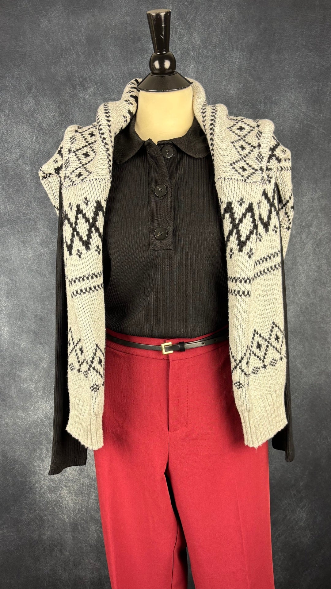Chandail en tricot douillet à motifs à col roulé Joie, taille xl. Vue de l'agencement avec le pantalon rouge Part Two et le polo noir à manches longues Massimo Dutti.