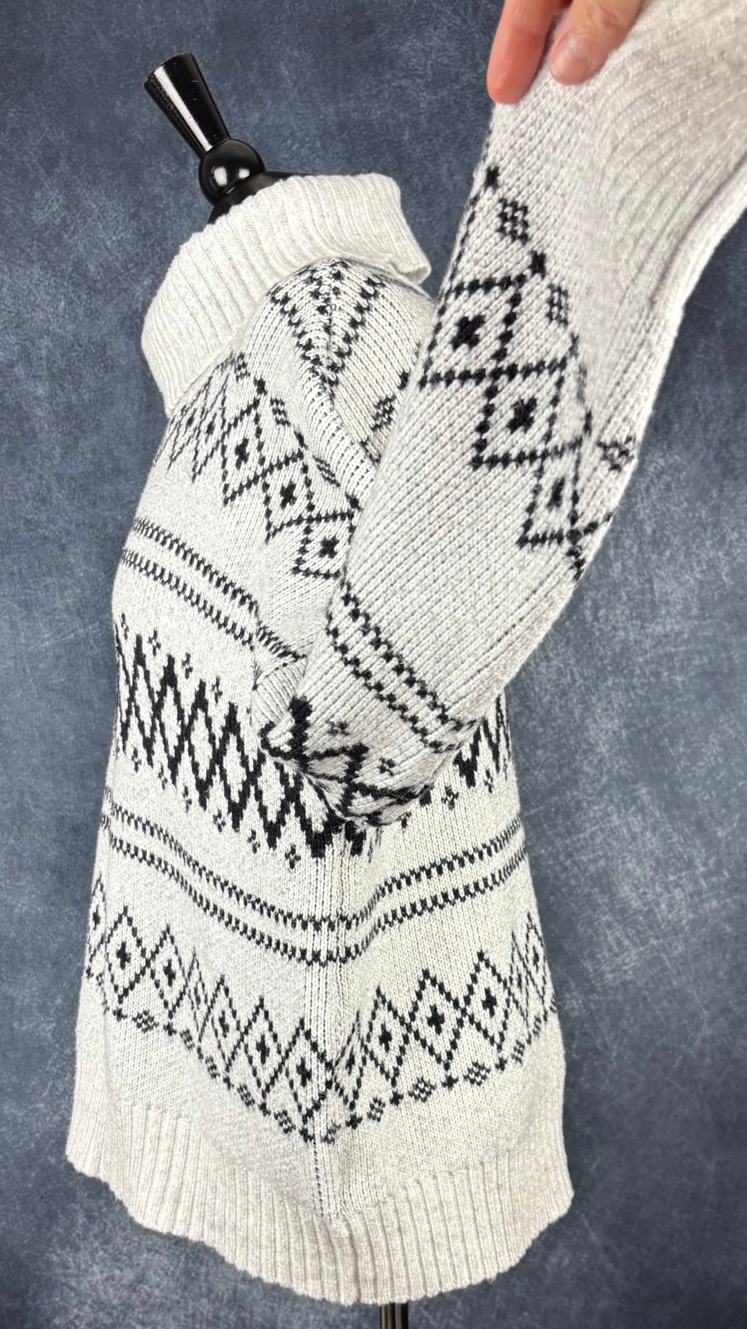 Chandail en tricot douillet à motifs à col roulé Joie, taille xl. Vue de côté, manche relevée.