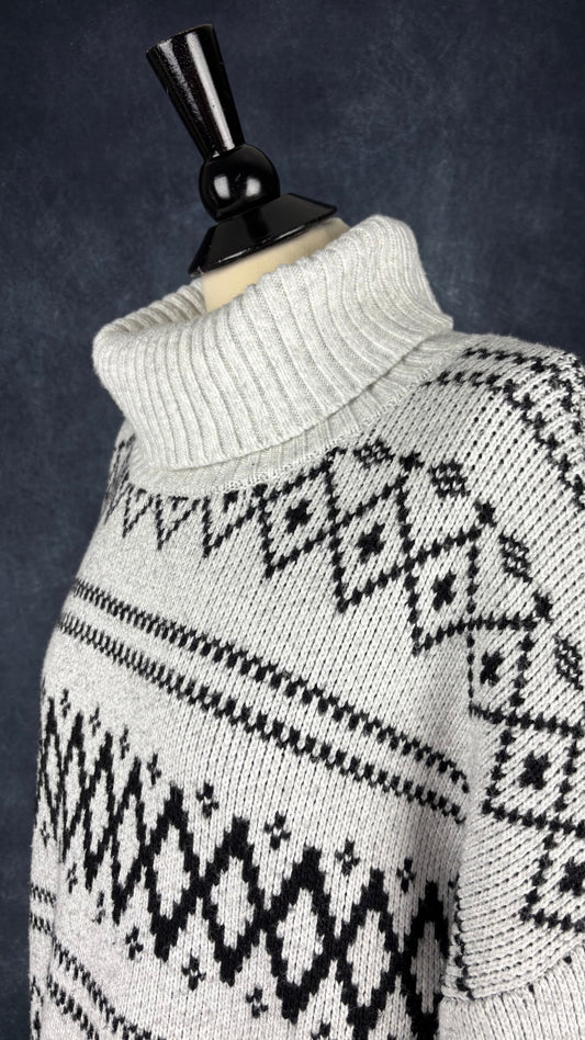 Chandail en tricot douillet à motifs à col roulé Joie, taille xl. Vue de l'encolure.