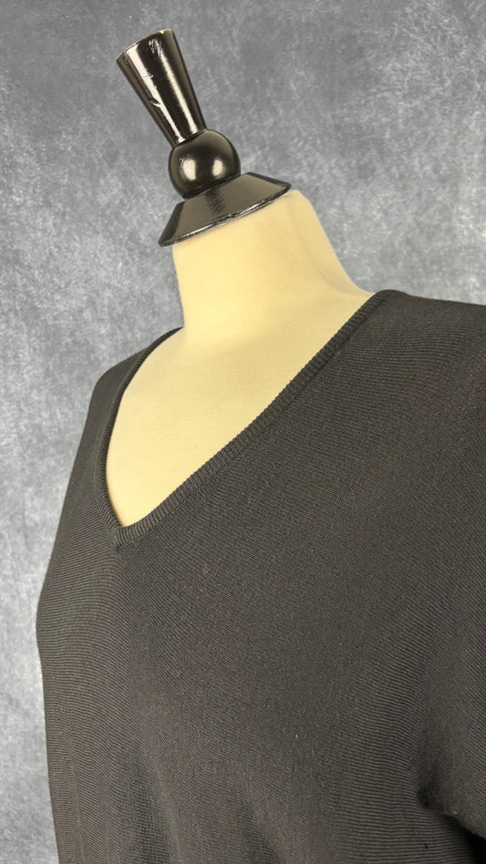 Chandail en tricot noir à col en V et dos boutonné Repeat, taille 38 (s/m). Vue de l'encolure.