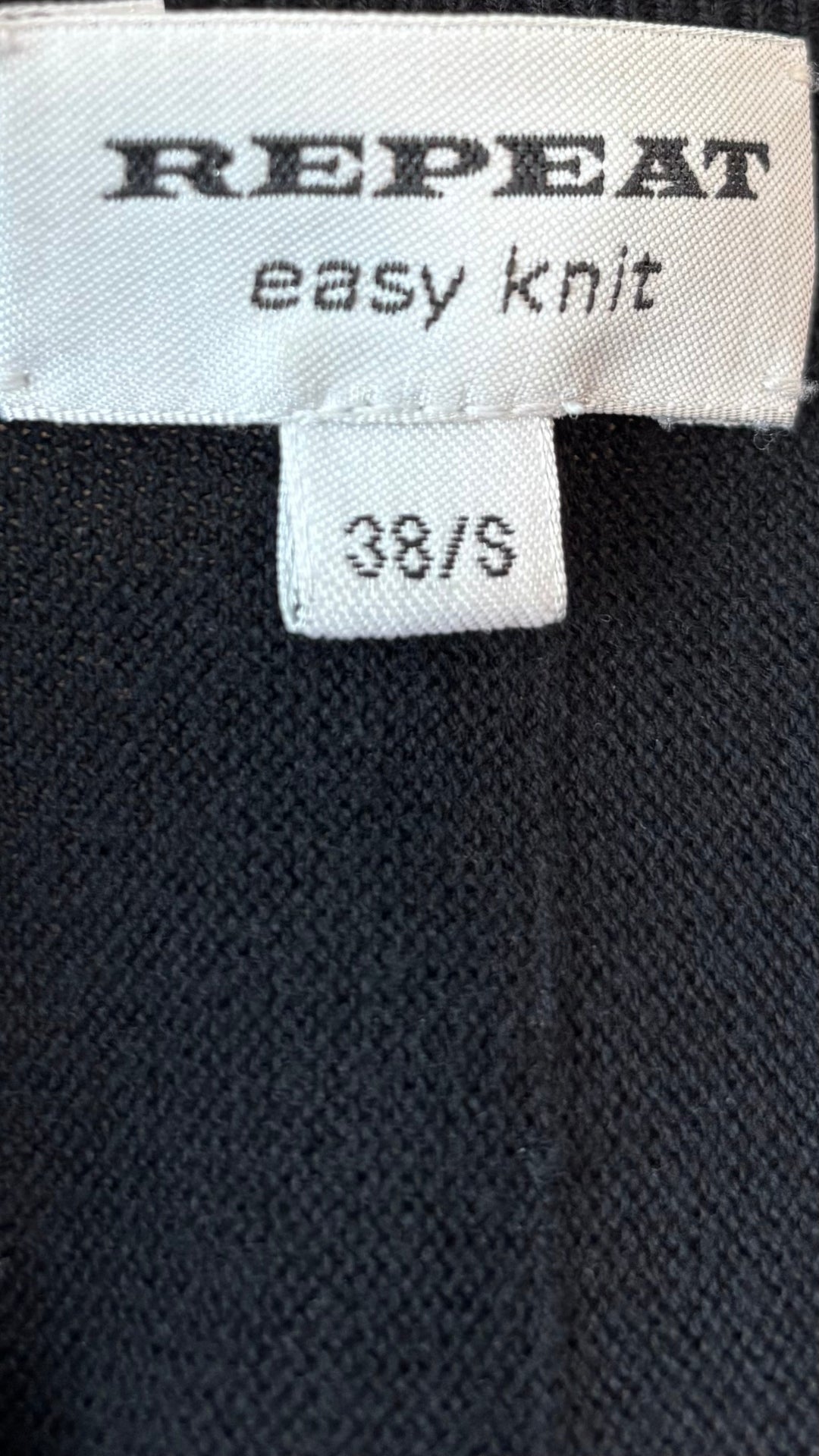 Chandail en tricot noir à col en V et dos boutonné Repeat, taille 38 (s/m). Vue de l'étiquette.