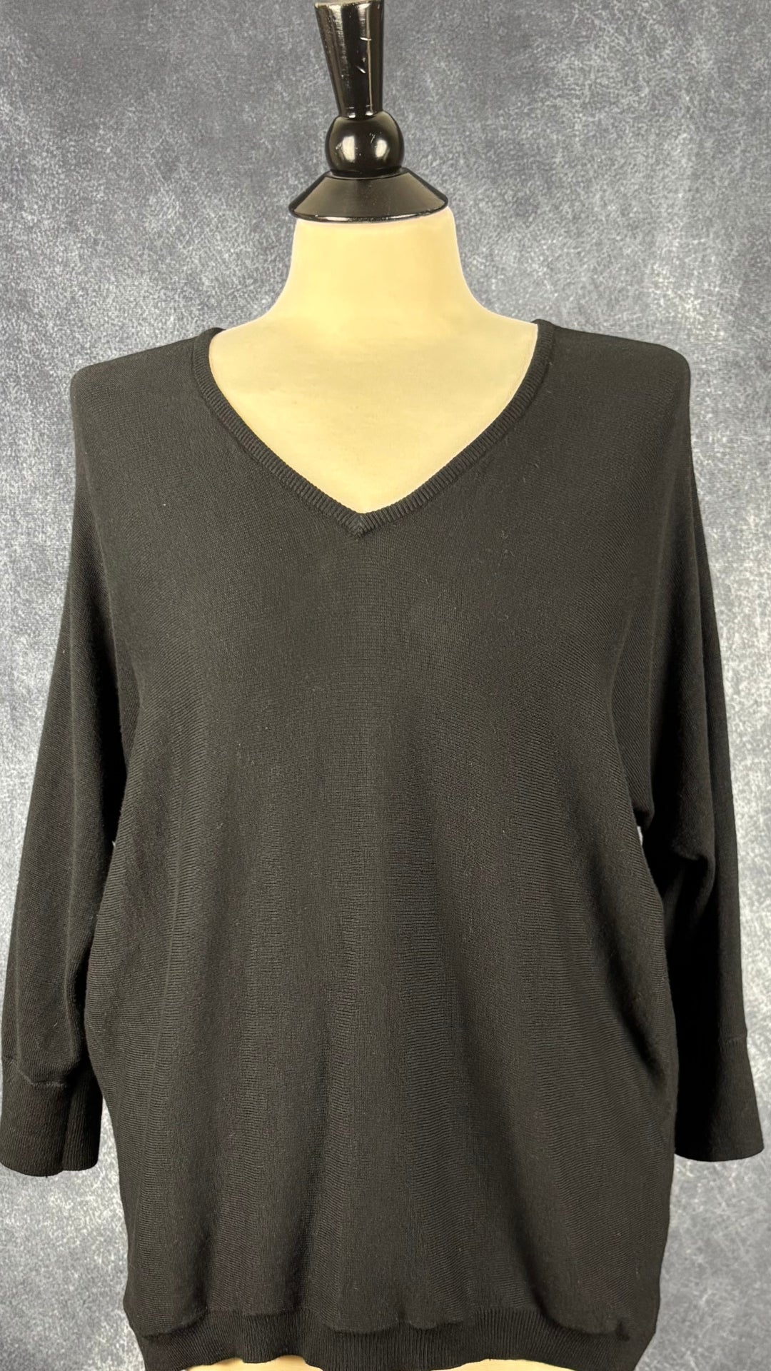 Chandail en tricot noir à col en V et dos boutonné Repeat, taille 38 (s/m). Vue de face.
