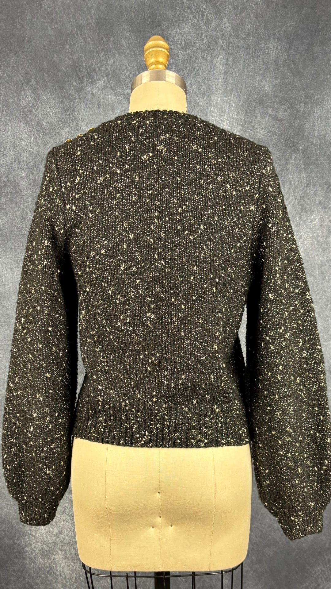 Chandail en tricot noir et doré Ichi, taille small. Vue de dos.