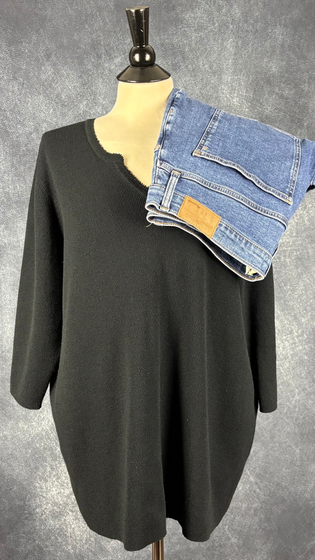 Chandail en tricot noir à encolure à encoche Un Deux Trois, taille 2X. Vue de l'agencement avec le jeans Madewell.