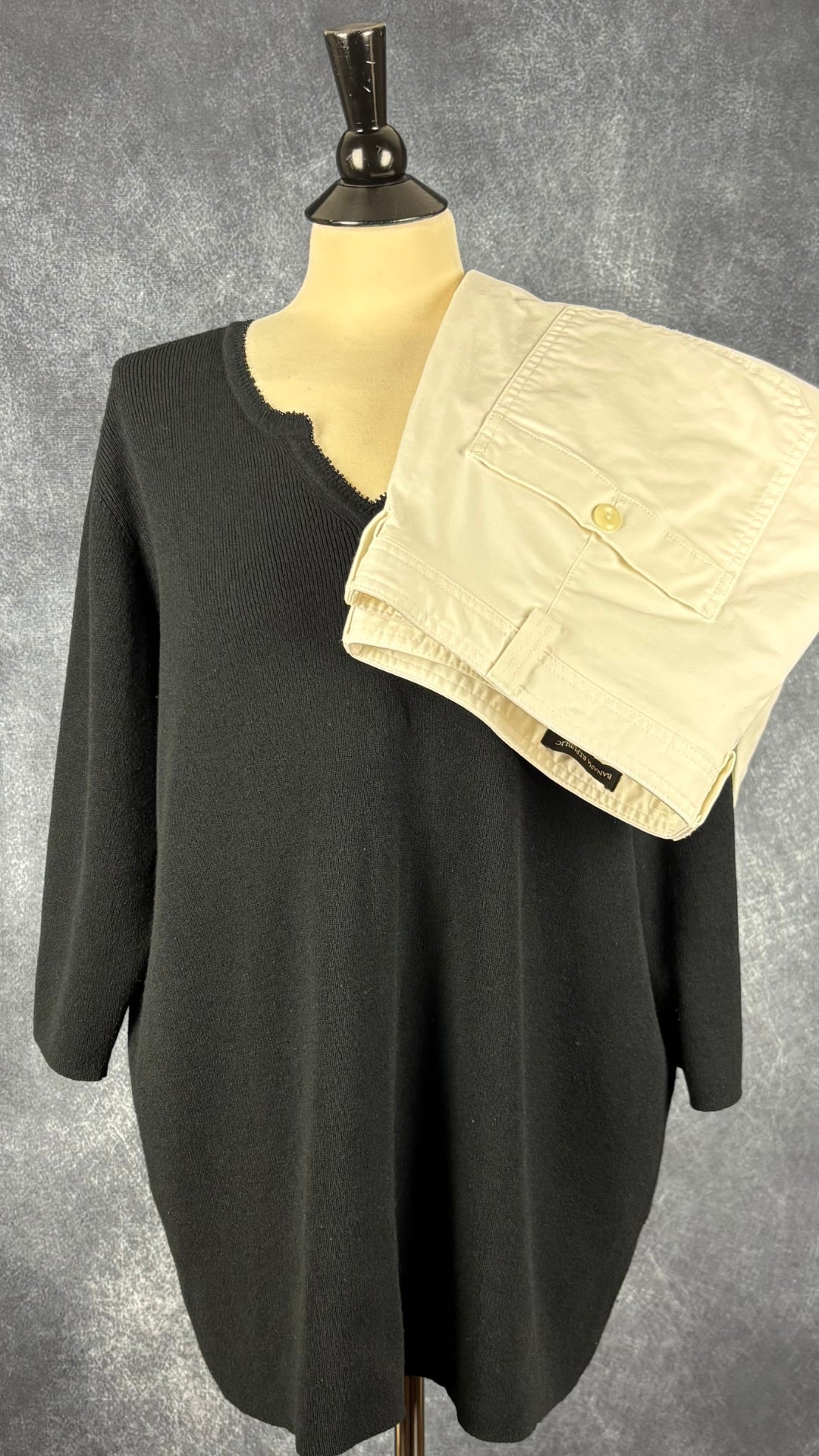 Chandail en tricot noir à encolure à encoche Un Deux Trois, taille 2X. Vue de l'agencement avec le pantalon chinos crème Banana Republic.