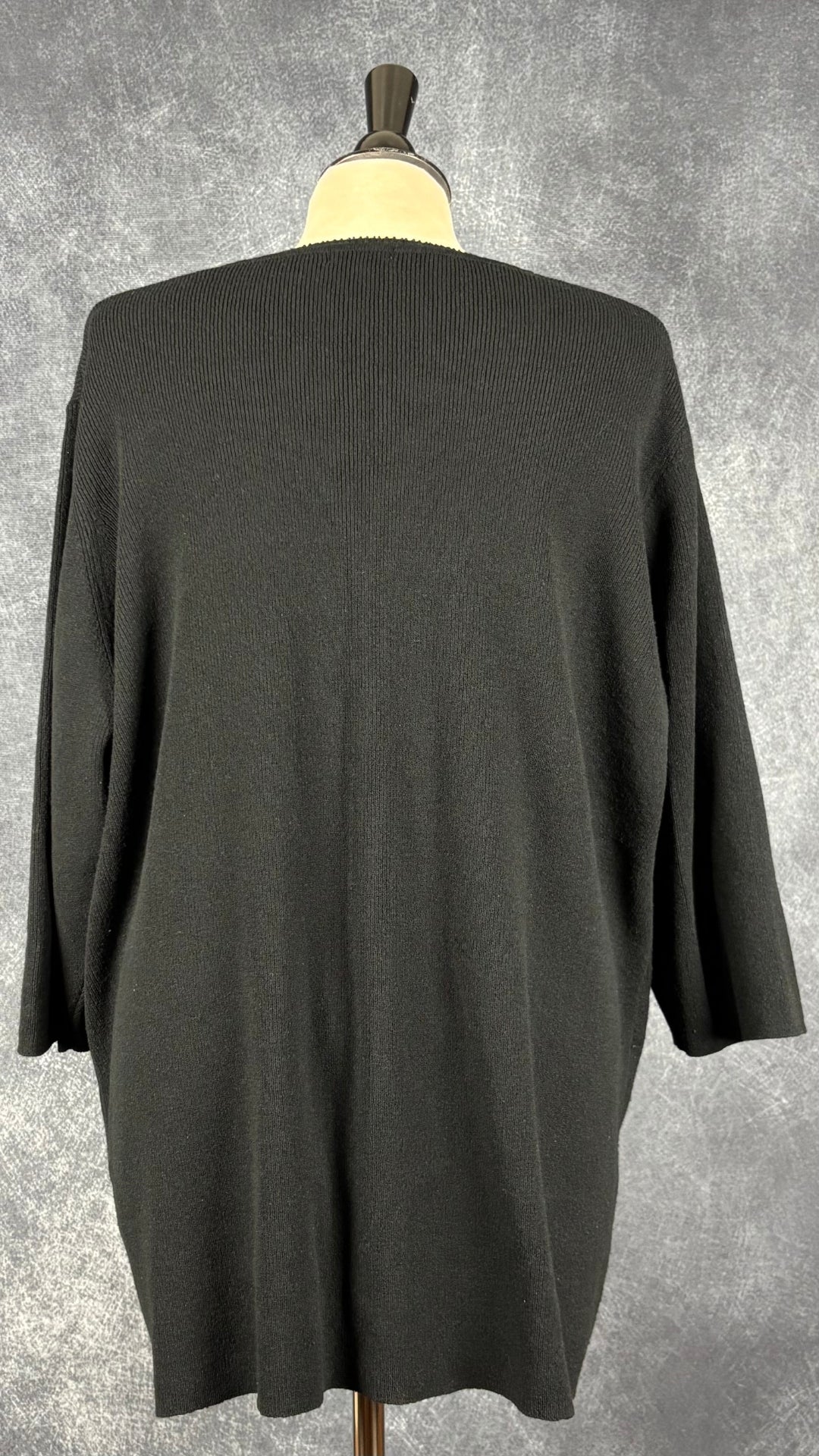 Chandail en tricot noir à encolure à encoche Un Deux Trois, taille 2X. Vue de dos.