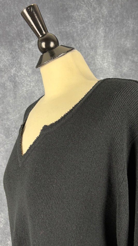 Chandail en tricot noir à encolure à encoche Un Deux Trois, taille 2X. Vue de l'encolure.